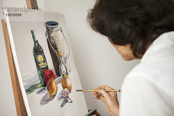 Frau malt auf Leinwand im Kunstatelier