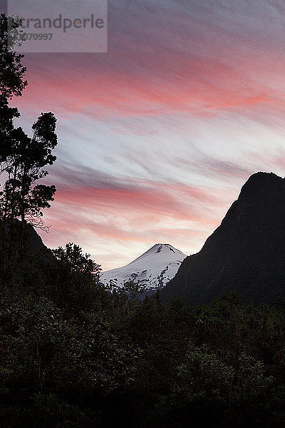Berg Villarrica in der Abenddämmerung