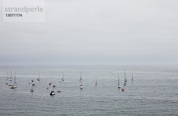Motorboote auf See gegen klaren Himmel