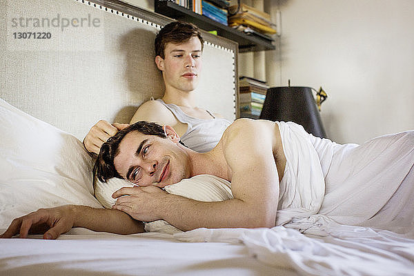 Schwules Paar zu Hause im Bett