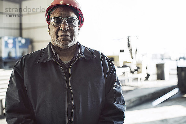 Porträt eines Arbeiters in der Metallindustrie