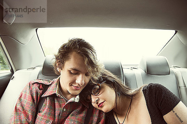 Romantisches Paar reist im Auto in der Stadt