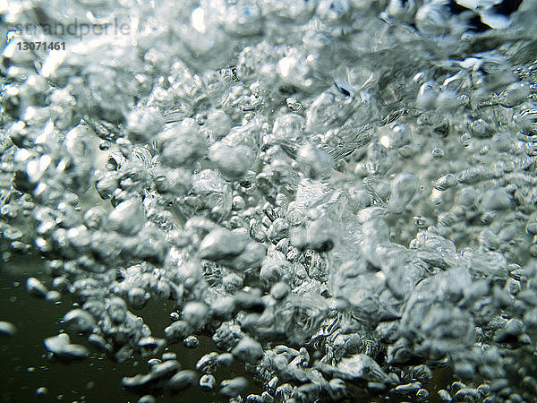 Nahaufnahme von Blasen in Wasser