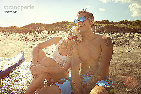 Romantisches Paar am Strand sitzend