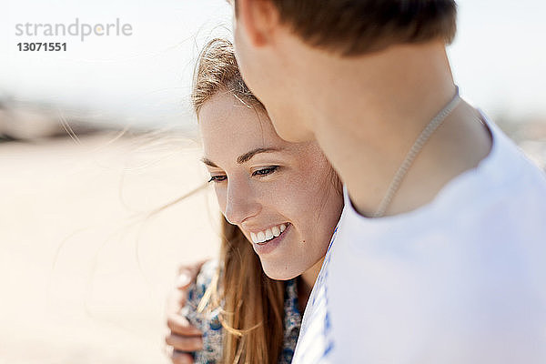 Lächelndes Paar Frau mit Freund am Strand