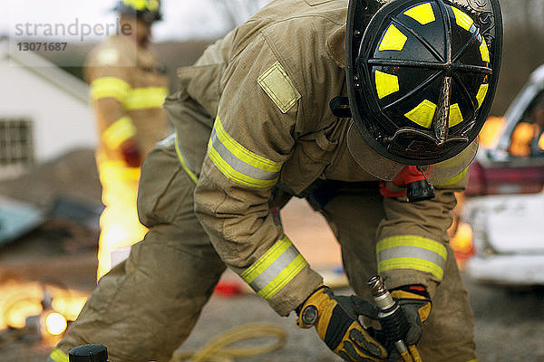 Feuerwehrmann biegt sich im Feld