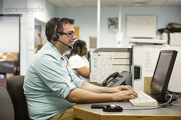 Im Büro arbeitende Geschäftsleute