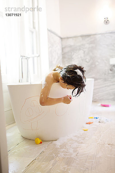 Junge beim Baden in der Badewanne