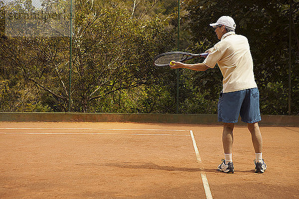 Rückansicht eines Tennisspielers auf dem Tennisplatz