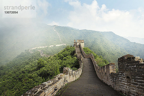 Große Chinesische Mauer gegen den Himmel