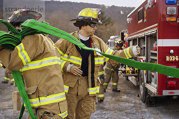 Vor Ort tätige Feuerwehrleute