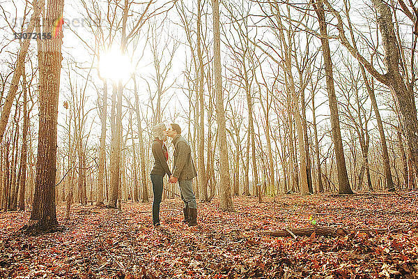 Seitenansicht eines Paares  das sich im Wald küsst