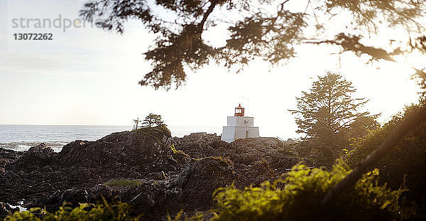 Brockton-Point-Leuchtturm auf felsiger Küste vor klarem Himmel