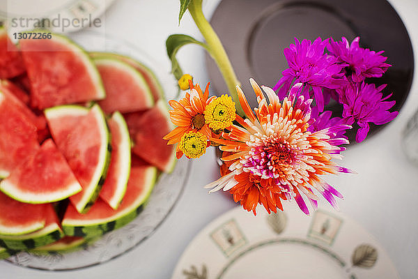 Draufsicht auf eine Blumenvase mit Wassermelonen auf dem Tisch