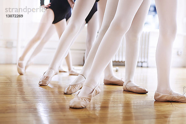 Niedriger Anteil von Mädchen  die im Ballettstudio üben
