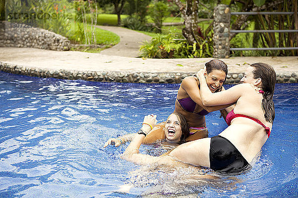 Frauen genießen im Schwimmbad