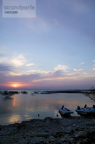 Stimmung der Boote am Ufer bei Sonnenuntergang