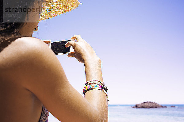 Frau fotografiert am Strand