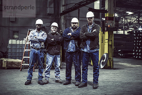 Porträt von selbstbewussten Arbeitern in der Fabrik