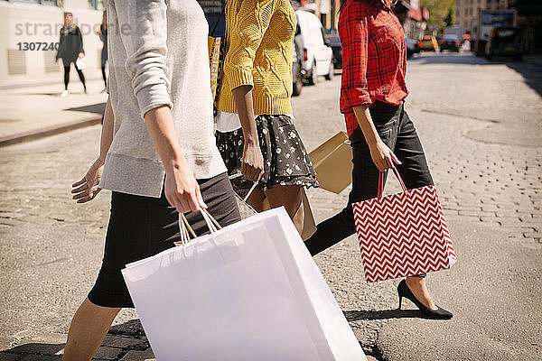 Niedriger Anteil von Frauen mit Einkaufstaschen auf der Straße in der Stadt