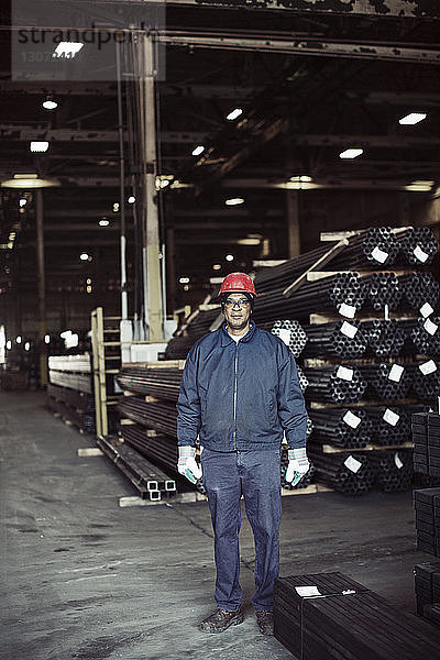 Porträt eines in der Fabrik stehenden Arbeiters
