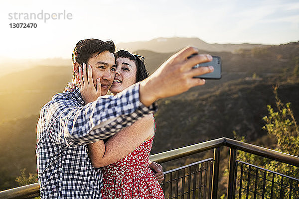 Fotografieren eines Paares im Stehen am Beobachtungspunkt