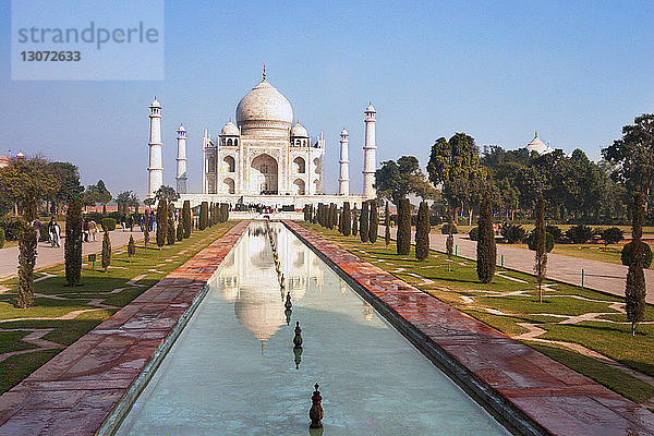 Blick auf das Taj Mahal bei klarem Himmel