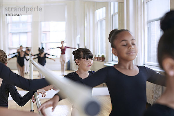 Ballerinas beim Üben im Studio