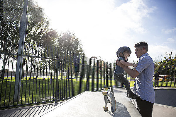 Seitenansicht von Vater und Sohn im Skateboard-Park