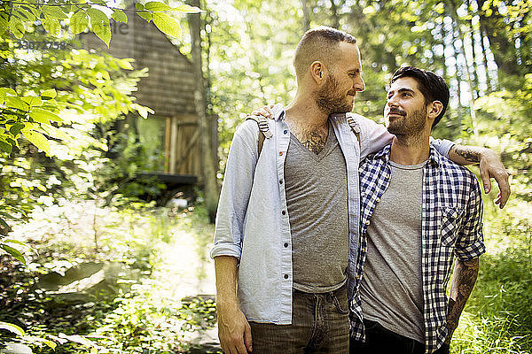 Homosexuelles Paar sieht sich beim Waldspaziergang an