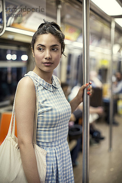 Nachdenkliche Frau reist in der U-Bahn