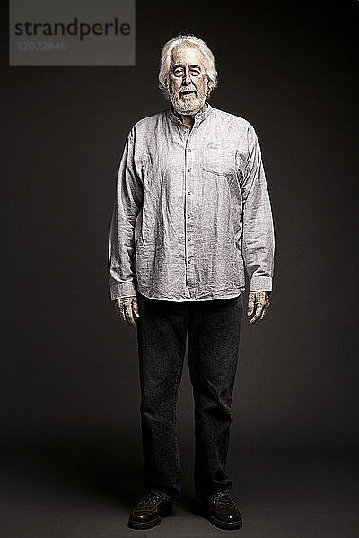 Porträt eines älteren Mannes vor schwarzem Hintergrund