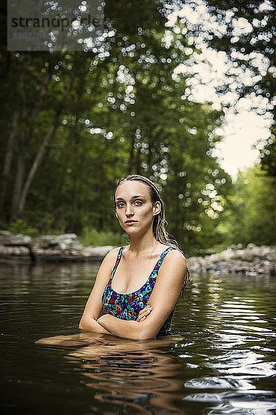 Porträt einer im See schwimmenden Frau