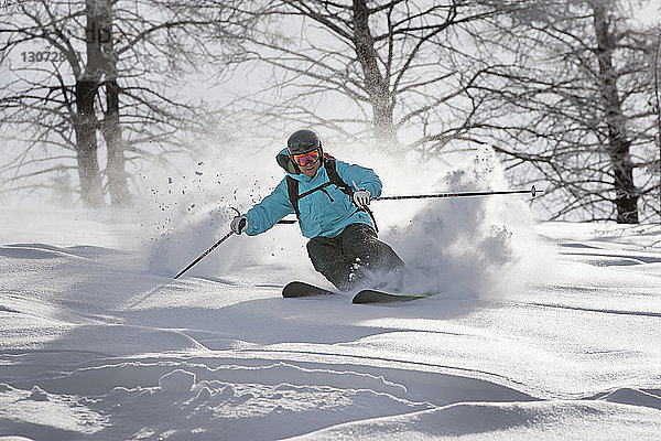 Mann beim Skifahren auf Schneefeld