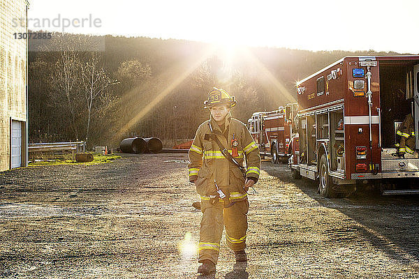 Feuerwehrmann auf der Feuerwache stehend