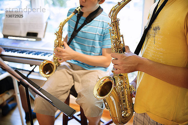 Jungen  die zu Hause Saxophon üben