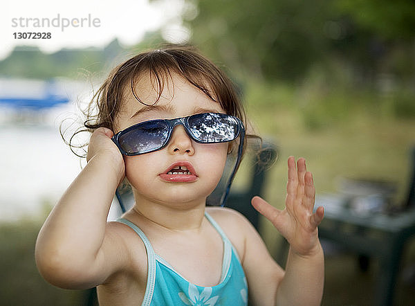 Kleines Mädchen mit Sonnenbrille