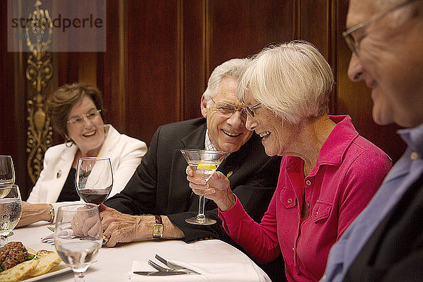 Ältere Freunde trinken im Restaurant