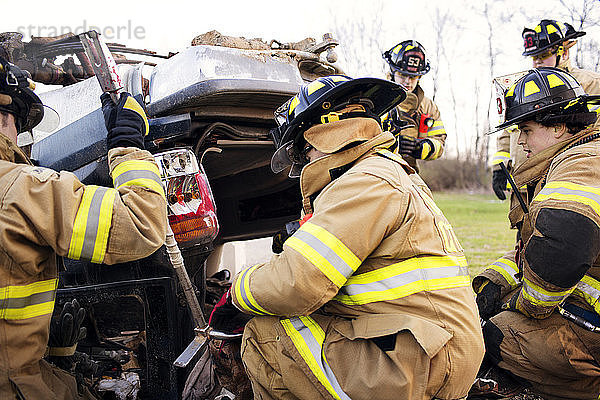 Feuerwehrmänner bei Autounfall