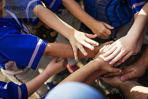 Hochwinkelansicht von kauernden Baseball-Spielern