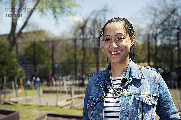Porträt einer glücklichen Frau im Park stehend