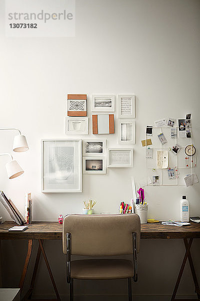 Stuhl und Tisch gegen Gemälde an der Wand zu Hause