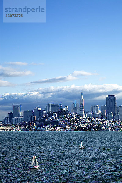 Segelboote in der Bucht von San Francisco Stadt für Stadt gegen blauen Himmel