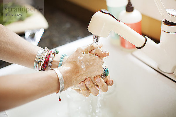 Ausgeschnittenes Bild einer Frau beim Händewaschen