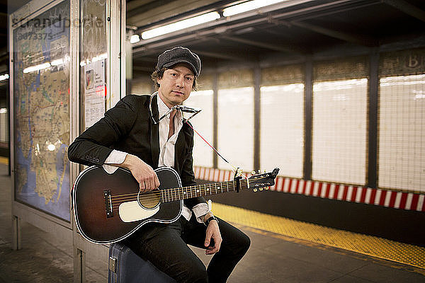 Porträt eines Straßenmusikers in der U-Bahn