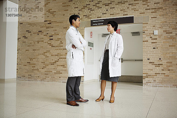 Ärzte  die im Krankenhaus sprechen  während sie stehen