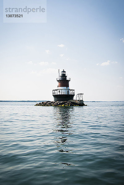 Plum Beach-Leuchtturm in Rhode Island gegen den Himmel