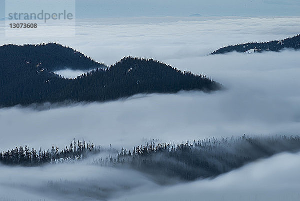 Majestätischer Blick auf Mt. Hood inmitten von Wolken