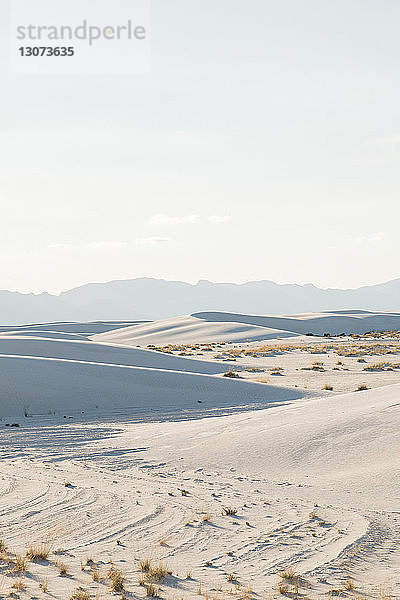 Landschaftliche Ansicht des Nationaldenkmals White Sands gegen den Himmel während eines sonnigen Tages