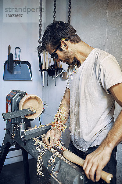 Schreiner bei der Herstellung einer Holzschale in der Werkstatt